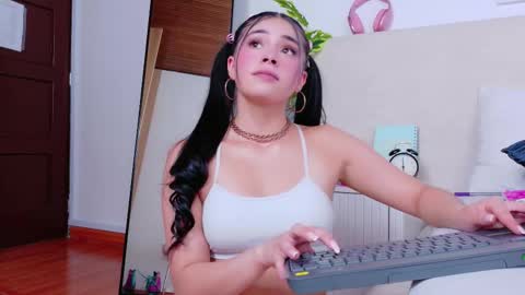 Sara online show from October 2025 08:39:01 PM