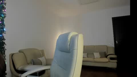 Snapshot of sashavanee chatting on July 2026 03:06:02 AM Lilou and Sasha online show from July 2026 03:06:02 AM