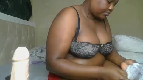 Snapshot of sassie_bee chatting on December 2024 10:47:01 PM sassie_bee online show from December 2024 10:47:01 PM