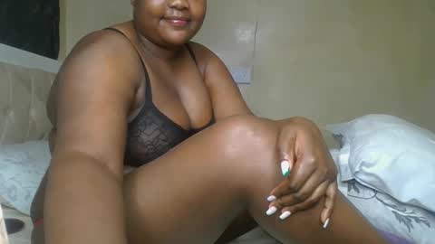 Snapshot of sassie_bee chatting on December 2024 12:42:02 AM sassie_bee online show from December 2024 12:42:02 AM