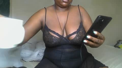 Snapshot of sassie_bee chatting on December 2024 10:37:01 PM sassie_bee online show from December 2024 10:37:01 PM