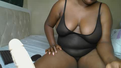 Snapshot of sassie_bee chatting on January 2025 02:22:02 AM sassie_bee online show from January 2025 02:22:02 AM