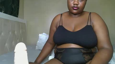 Snapshot of sassie_bee chatting on February 2025 03:19:01 AM sassie_bee online show from February 2025 03:19:01 AM