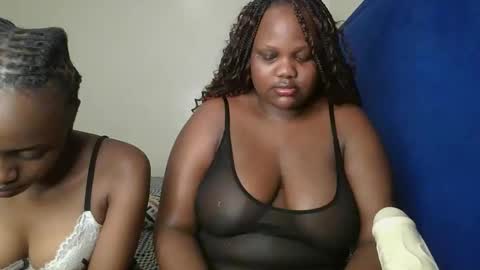 Snapshot of sassie_bee chatting on September 2025 06:41:02 PM sassie_bee online show from September 2025 06:41:02 PM