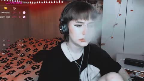 pronoun she. name Mary. age 21. online show from March 2025 09:32:02 PM