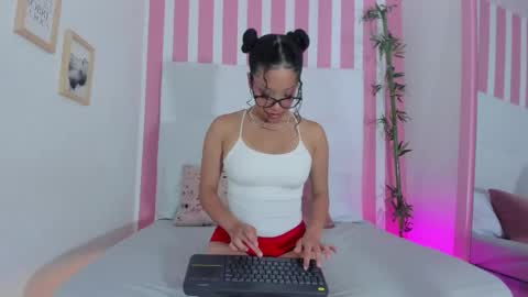 Snapshot of scarlett_jonson_ chatting on November 2025 01:32:02 PM . . online show from November 2025 01:32:02 PM