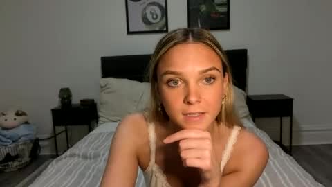 Snapshot of scarletterose_504259 chatting on October 2025 11:35:02 PM Scarlett online show from October 2025 11:35:02 PM