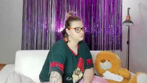 Snapshot of seductive_she_wolf chatting on February 2025 09:15:02 PM seductive_she_wolf online show from February 2025 09:15:02 PM