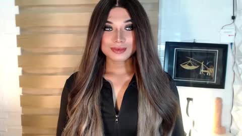 Snapshot of seductivedeluxe69 chatting on March 2025 03:43:01 AM Deluxe online show from March 2025 03:43:01 AM