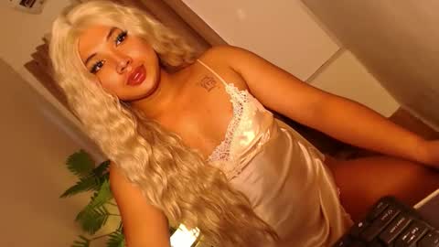 Snapshot of seductivedeluxe69 chatting on November 2025 12:43:01 AM Deluxe online show from November 2025 12:43:01 AM