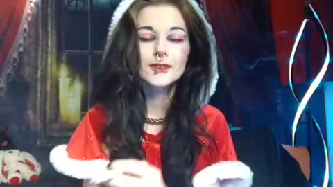 Snapshot of seraphinmunster chatting on December 2024 07:07:02 PM Seraphin Munster online show from December 2024 07:07:02 PM