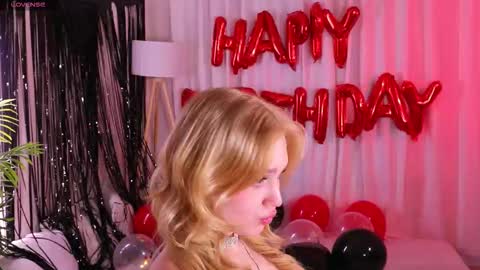 Snapshot of sexy_blonde_doll chatting on October 2025 12:54:01 AM Lina online show from October 2025 12:54:01 AM