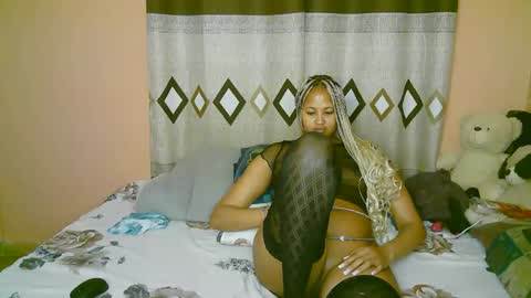 Snapshot of sexy_bluegirl chatting on November 2025 03:27:01 AM sexy_bluegirl online show from November 2025 03:27:01 AM