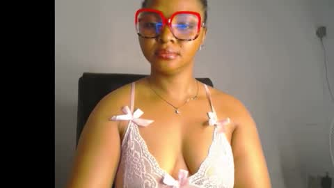 Snapshot of sexy_ebonygirl_ chatting on February 2026 06:33:01 PM Clara online show from February 2026 06:33:01 PM
