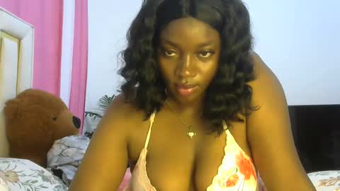 Snapshot of sexy_siera chatting on October 2025 06:03:01 AM laura online show from October 2025 06:03:01 AM
