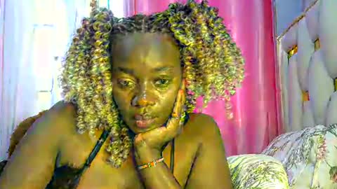 Snapshot of sexy_siera chatting on October 2025 11:36:01 AM laura online show from October 2025 11:36:01 AM