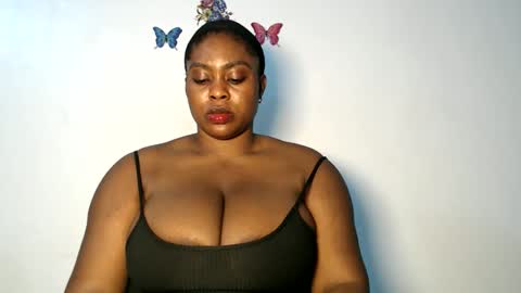 Snapshot of sexy_wetpussyy chatting on December 2025 01:33:01 AM Luna online show from December 2025 01:33:01 AM