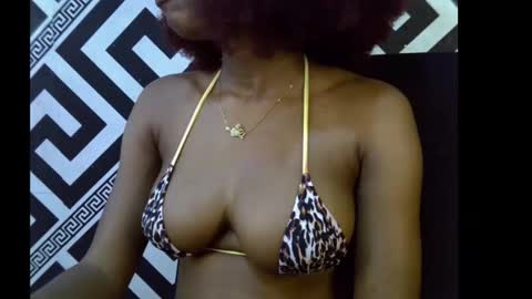 Snapshot of sezy_petite chatting on October 2025 10:42:01 PM Wealth online show from October 2025 10:42:01 PM