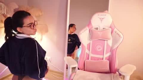 Lily  online show from November 2025 04:00:01 PM