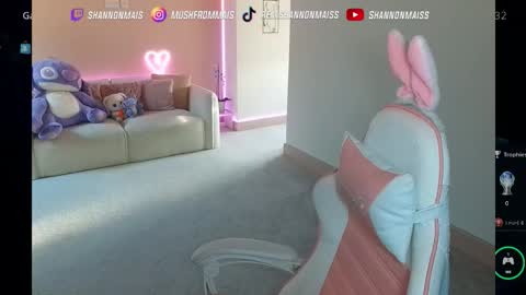 Snapshot of shannonblooms chatting on September 2025 04:32:01 PM Shanmais online show from September 2025 04:32:01 PM