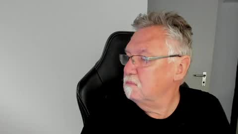 sharlots_pet online show from April 2026 07:44:01 AM