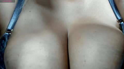 Snapshot of sharlotte_mom chatting on January 2025 10:35:02 PM sharlotte online show from January 2025 10:35:02 PM