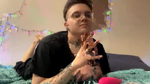 Snapshot of sharpy_teeth_kitty chatting on January 2025 08:15:01 PM Nikolasftm online show from January 2025 08:15:01 PM