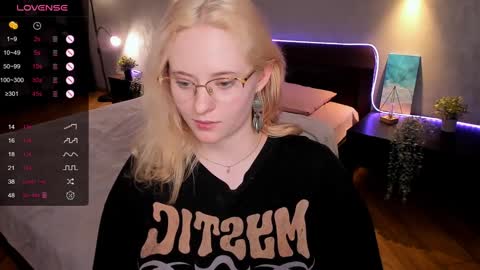Snapshot of sheslinki chatting on February 2025 12:22:02 PM Hello guys my name is Aemilia online show from February 2025 12:22:02 PM