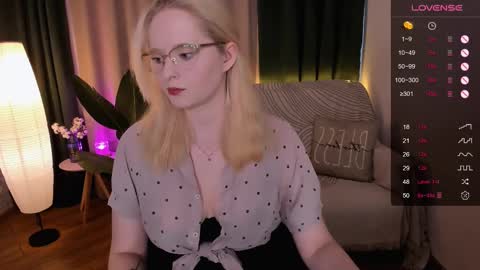 Snapshot of sheslinki chatting on March 2025 08:52:01 AM Hello guys my name is Aemilia online show from March 2025 08:52:01 AM