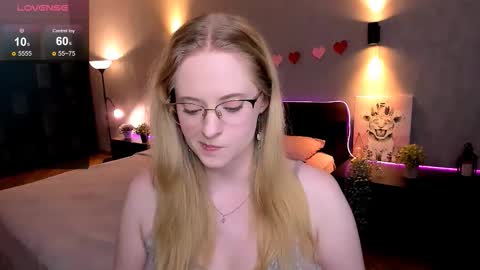 Snapshot of sheslinki chatting on September 2025 08:25:01 AM Hello guys my name is Aemilia online show from September 2025 08:25:01 AM