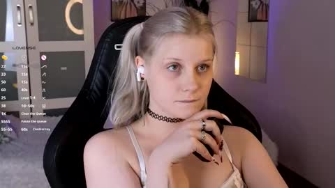 help me reach my first 25 thumbs up online show from November 2025 10:01:02 PM