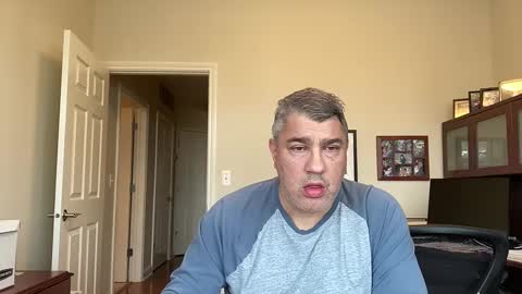 Snapshot of showmet chatting on December 2024 08:22:02 PM Chicago Guy online show from December 2024 08:22:02 PM