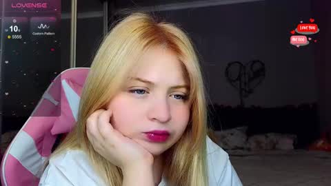 Snapshot of shy_blondiee chatting on February 2025 12:05:01 AM Molly online show from February 2025 12:05:01 AM