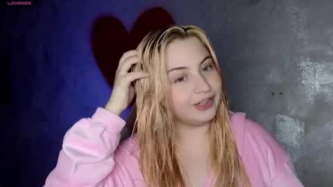 Snapshot of shy_blondiee chatting on October 2025 10:20:02 PM Molly online show from October 2025 10:20:02 PM