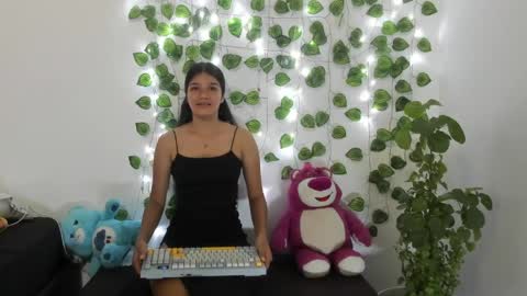 Snapshot of shy_brunnette chatting on May 2026 01:51:02 PM Canela online show from May 2026 01:51:02 PM