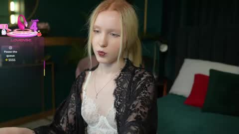 Snapshot of sia_hart chatting on April 2026 05:48:02 PM Sia online show from April 2026 05:48:02 PM