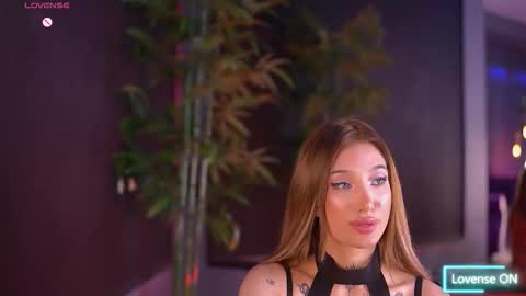 Sienna online show from November 2025 06:52:01 PM