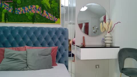 Sienna online show from November 2025 05:17:02 AM