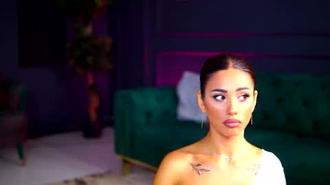 Sienna online show from September 2025 06:36:01 AM