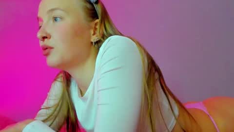 Mila online show from October 2025 09:07:01 AM