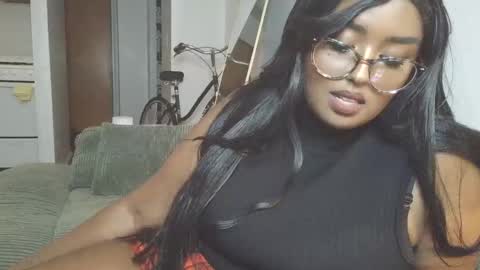 Snapshot of siminfox chatting on October 2025 12:38:01 AM Simin Fox online show from October 2025 12:38:01 AM