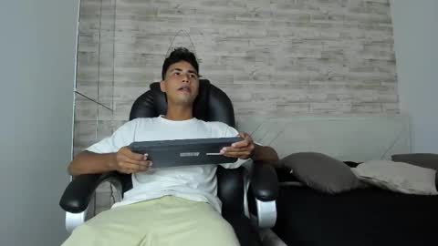 simon_pernia online show from December 2025 06:57:02 PM