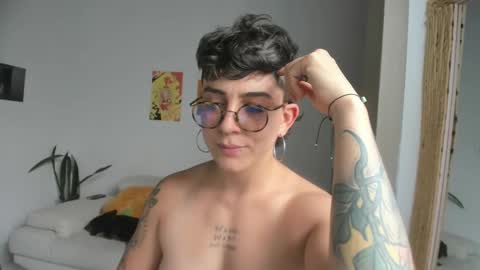 Snapshot of simone_4201 chatting on December 2024 08:29:01 PM Sim. online show from December 2024 08:29:01 PM