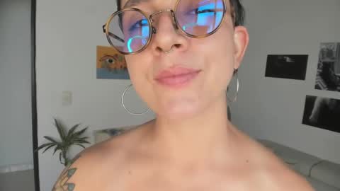 Snapshot of simone_4201 chatting on January 2025 04:33:01 PM Sim. online show from January 2025 04:33:01 PM