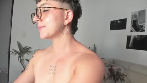 Snapshot of simone_4201 chatting on January 2025 11:18:02 PM Sim. online show from January 2025 11:18:02 PM