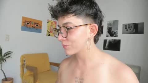 Snapshot of simone_4201 chatting on January 2025 06:43:01 PM Sim. online show from January 2025 06:43:01 PM