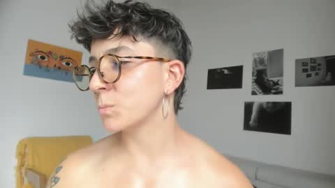 Snapshot of simone_4201 chatting on January 2025 09:53:02 PM Sim. online show from January 2025 09:53:02 PM