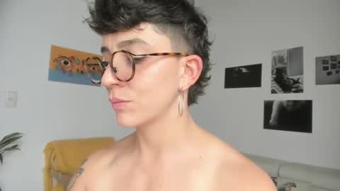 Snapshot of simone_4201 chatting on January 2025 07:28:02 PM Sim. online show from January 2025 07:28:02 PM