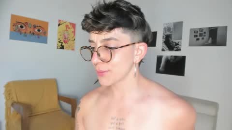 Snapshot of simone_4201 chatting on January 2025 10:41:01 PM Sim. online show from January 2025 10:41:01 PM