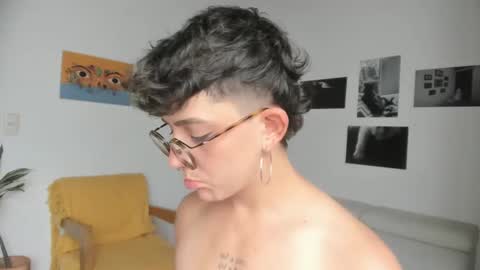 Snapshot of simone_4201 chatting on February 2025 05:35:01 PM Sim. online show from February 2025 05:35:01 PM